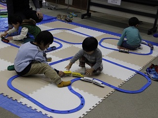 写真：プラレールで遊ぶ子ども達