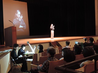 写真：おしだりさんの講演の様子