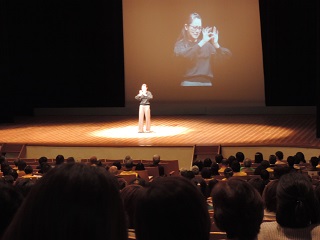 写真：おしだりさんの講演の様子