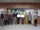 写真：井崎市長と流山市赤十字奉仕団の皆さん