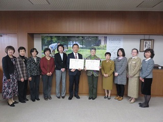 写真：井崎市長と流山市赤十字奉仕団の皆さん