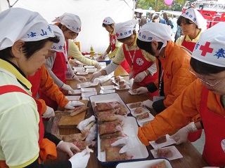 写真：市民まつりで炊き出しの配布