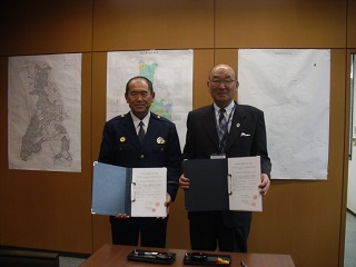 写真：流山警察署の船渡川署長と志村上下水道事業管理者