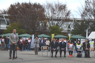 井崎市長の挨拶と来賓の写真
