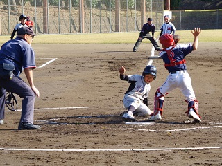 写真：キャッチャーとホームに滑り込む選手