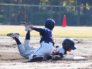 写真：ベースに滑り込む選手