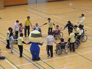 写真：車イスレクダンスの様子