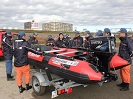 写真：新救助ボートと消防隊員の皆さん