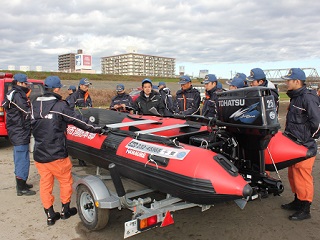 写真：新救助ボートと消防隊員の皆さん
