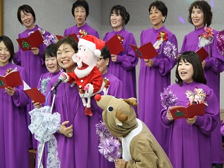 写真：流山ゴスペルシンガーズのクリスマスをイメージした演出