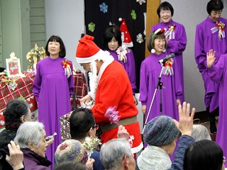 写真：公民館職員扮するサンタクロースが登場