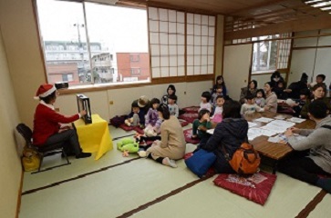 写真：紙芝居を楽しむ皆さん