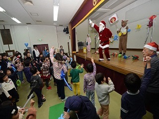 写真：サンタクロースとじゃんけん大会