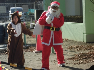 一緒に登場するサンタさんとトナカイさんの写真