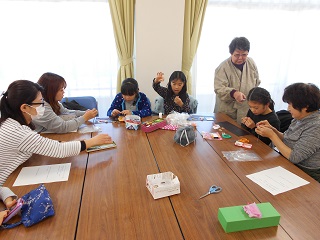 写真：ストラップ作りの様子