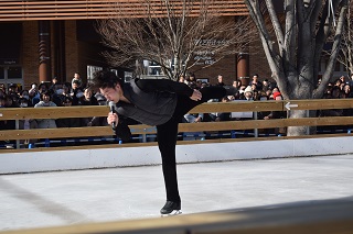 写真：ターンを披露する無良さん