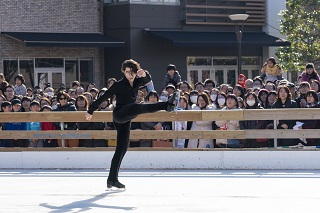 写真：足を振り上げる無良さん