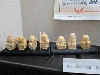 写真：講師の鈴木さんによる七福神の彫刻作品