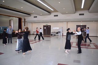 写真：踊りを楽しむ参加者