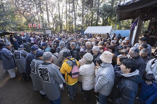 写真：紅白餅を振舞う様子