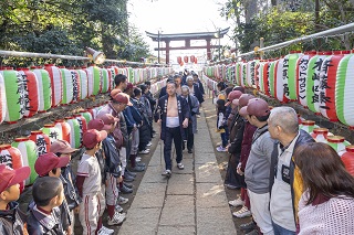 写真：登場する男衆