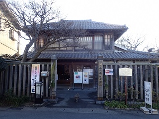 写真：元日の一茶双樹記念館