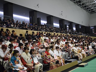 写真：会場に集まる新成人