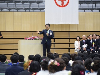 写真：代表挨拶をする井崎市長