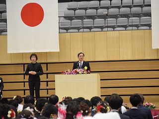 写真：来賓挨拶をする秋間高義議長