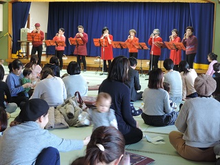 写真：オカリナ演奏を楽しむ皆さん