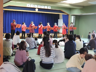 写真：オカリナ演奏を楽しむ会場の皆さん