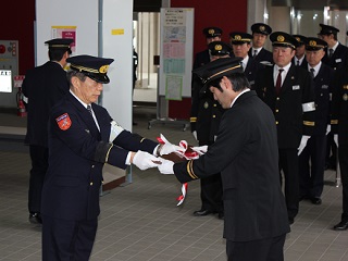 写真：井崎市長から小倉第20分団長に新車両の鍵が手渡される様子