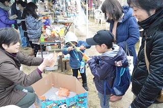 写真：体験ゲームを楽しむ子どもたち