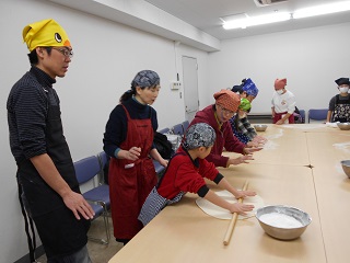 写真：生地の延ばし作業の様子