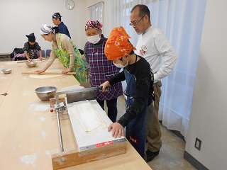 写真：均等の大きさにうどんを切る