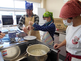 写真：完成したうどんを茹でる