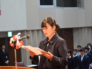 写真：謝辞を述べる村上理子さん