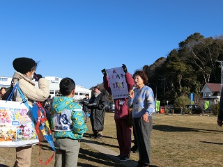 写真：開会式では設立から40周年を迎えた流山市青少年育成会議の設立記念たこを紹介