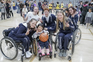 写真：オランダ選手と記念撮影する美月ちゃん