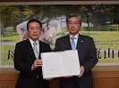 写真：井崎市長と中村会長