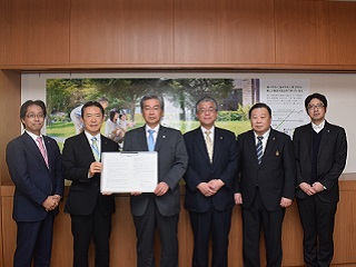 写真：井崎市長と行政書士会の皆さん