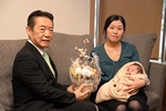 花束を手渡す井崎市長の写真