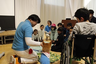 写真：犬と触れ合う参加者3