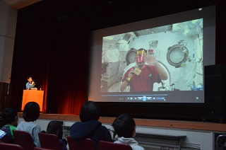 写真：講演する菊池優太さん