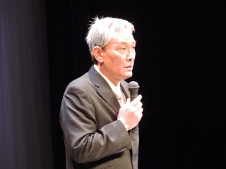 写真：講演する隆大介さん
