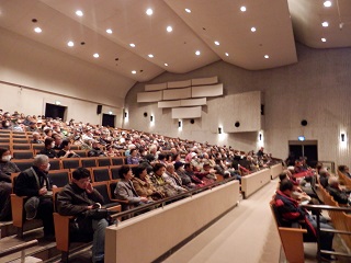 写真：会場に集まる参加者