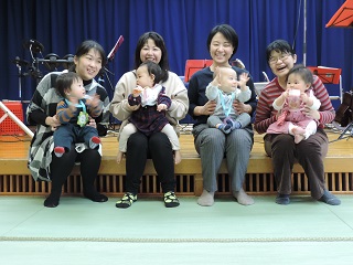 写真：2月・3月生まれの赤ちゃんとママ