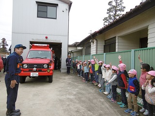 写真：消防団詰め所を訪れた、江戸川台保育所5歳児のゆり組の子ども達