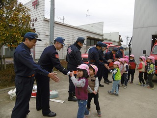 写真：消防団員と挨拶をする子ども達