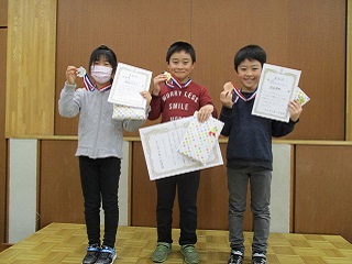 写真：賞状とメダルを受け取った子ども達